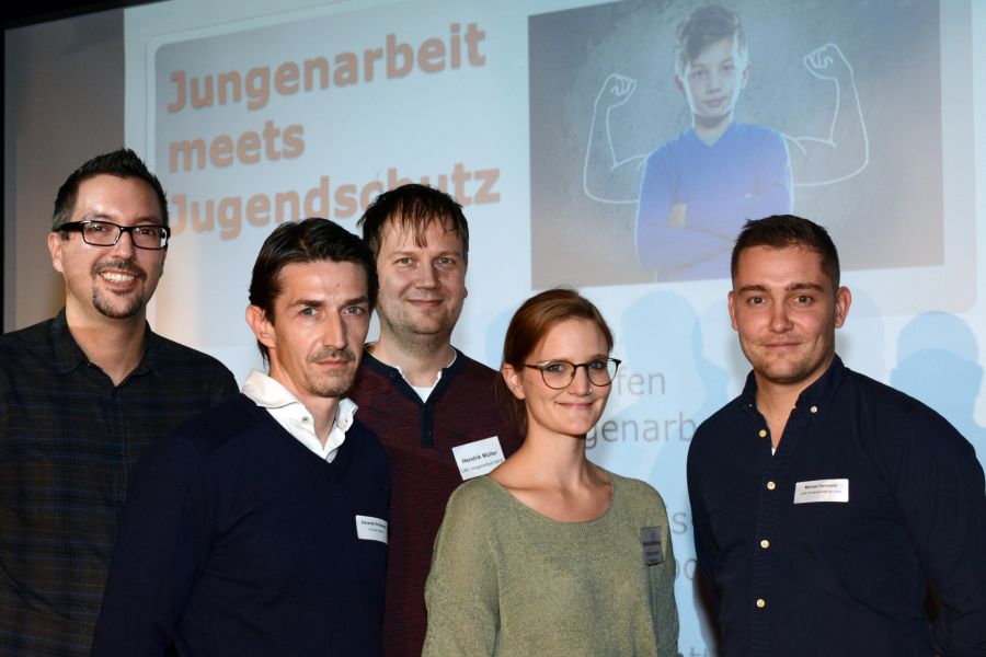 Erfolgreiche Prävention braucht einen geschlechterspezifischen Ansatz – v.l. Carlos Tomé (Jugendamt des Kreises Paderborn), Alexander Schildmann (Fanprojekt Paderborn des Caritasverbandes Paderborn), Hendrik Müller (Landesarbeitsgemeinschaft Jugenarbeit NRW), Marina Brüntrup (Jugendamt der Stadt Paderborn) und Michael Hartmann (Anlaufstelle Lobby des Caritasverbandes Paderborn)  